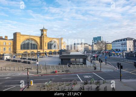 Eine weitgehend menschenleere Kings Cross Station und Euston Road in London zeigt die Auswirkungen des Aufenthalts zu Hause Ordnung Der dritten nationalen Sperre des Vereinigten Königreichs Stockfoto