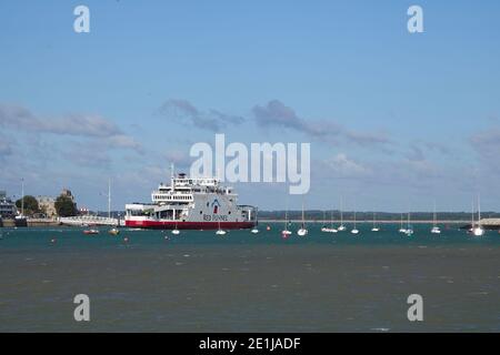 Die Red Funnel Autofähre Red Falcon verlässt Cowes auf der Isle of Wight in England, Großbritannien Stockfoto