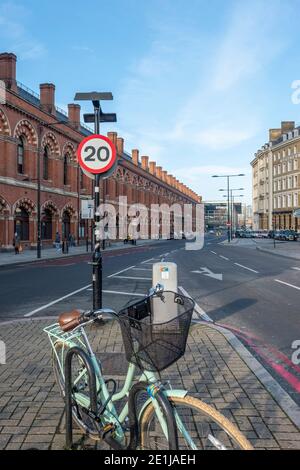 Lockdown London Januar 2021: Die normalerweise überlastete Pancras Road außerhalb der St Pancras International Eurostar Station leer von Fahrzeugen und Passagieren Stockfoto