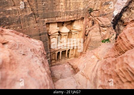 (Selektiver Fokus) Blick von oben, atemberaubende Aussicht auf Al Khazneh (Schatzkammer) in Petra an einem sonnigen Tag. Stockfoto