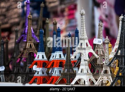 Die Statue des Eiffelturms ist eines der beliebtesten Souvenirs aus Paris, Frankreich. Stockfoto