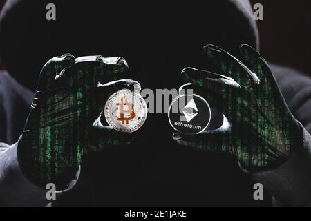 Internationaler Hacker versucht, Ihre Krypto-Currencys zu stählen. Blockchain-Sicherheit. Dieb mit Laptop hackt Regierungscomputer. Phishing-Attac Stockfoto
