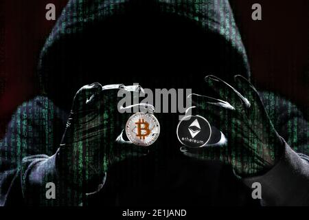 Internationaler Hacker versucht, Ihre Krypto-Currencys zu stählen. Blockchain-Sicherheit. Dieb mit Laptop hackt Regierungscomputer. Phishing-Attac Stockfoto