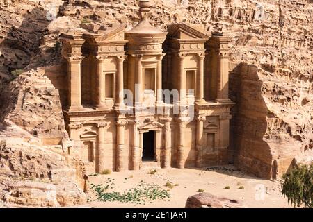 (Selektiver Fokus) atemberaubende Aussicht auf das Ad Deir - Kloster in der antiken Stadt Petra. Stockfoto