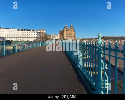 Blick über die erhöhte Spa-Brücke mit dem Grand Hotel Im Hintergrund Stockfoto