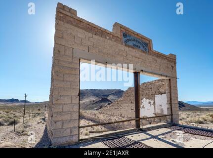 Ruine in Geisterstadt von Rhyolite in der Nähe von Beatty und Death Valley, in Amargosa Desert, Nevada, USA Stockfoto