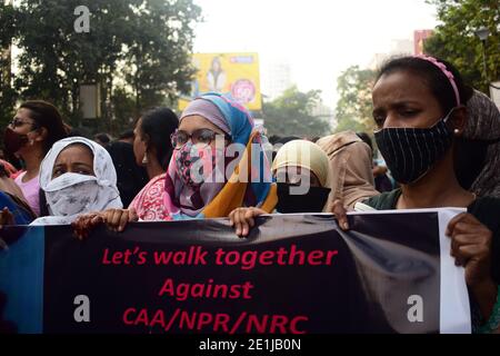 Kolkata, Westbengalen, Indien. Januar 2021. Vor einem Jahr versammelten sich an diesem Tag Frauen aus allen Glaubensrichtungen im Park Circus Maidan in Kalkutta und begannen einen kontinuierlichen friedlichen Protest gegen die Verabschiedung des Gesetzes über die Änderung der Staatsbürgerschaft (CAA), des nationalen Bürgerregisters (NRC) und des nationalen Bevölkerungsregisters (NPR) durch die indische Regierung. Am ersten Jahrestag dieses Protests, Menschen von Kalkutta wieder für den Protest gegen diese drei Handlungen, Inhaftierung von Studenten Führer und andere Demonstranten, neu verabschiedet Farm Bill, die Schäden an den armen Bauern in Indien verursachen kann. Viele Perso Stockfoto