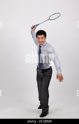 Ein Geschäft Training mit Mann spielen Badminton hochwertige Foto Stockfoto