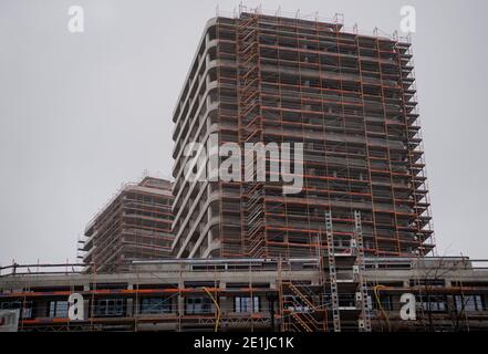 Berlin, Deutschland. Januar 2021. Gerüste umgeben die Baustelle für mehrere Hochhäuser. Quelle: David Hutzler/dpa/Alamy Live News Stockfoto