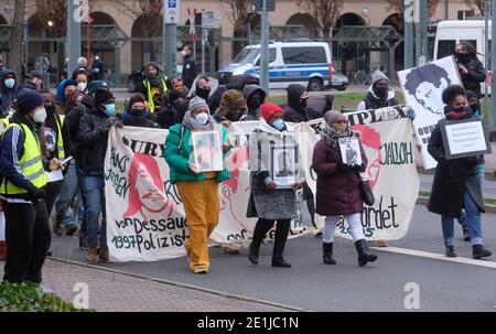 Dessau, Deutschland. Januar 2021. Die Teilnehmer einer Demonstration in Erinnerung an Oury Jalloh gehen durch die Stadt. Der Asylbewerber aus Sierra Leone war 2005 in einer Polizeizelle unter ungeklärten Umständen gestorben. Quelle: Sebastian Willnow/dpa-Zentralbild/dpa - ACHTUNG: Nur im Vollformat verwenden/dpa/Alamy Live News Stockfoto