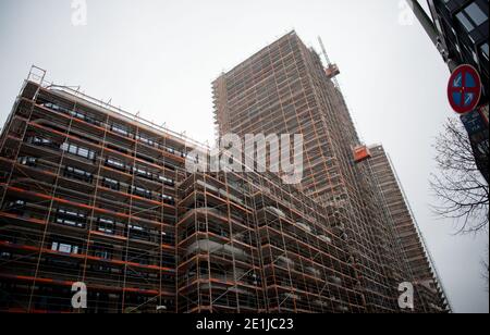 Berlin, Deutschland. Januar 2021. Gerüste umgeben die Baustelle für mehrere Hochhäuser. Quelle: David Hutzler/dpa/Alamy Live News Stockfoto