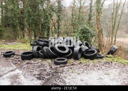 Eine Ladung Autoreifen fliegen kippte in der Landschaft, Nordostengland, Großbritannien Stockfoto