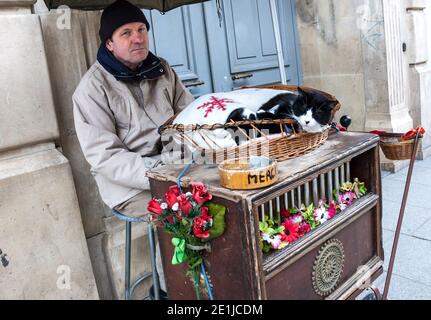 PARIS - 6. APRIL: Nicht identifizierter Orgelschleifer-Musiker mit dekorierter Orgelorgel und Katze, gesehen am 6. April 2013 in Paris, Frankreich. Dutzende Busker pro Stockfoto