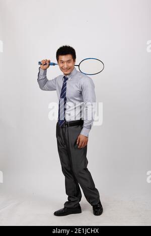 Ein Geschäft Training mit Mann spielen Badminton hochwertige Foto Stockfoto
