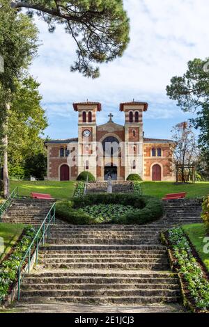 Arcachon, in Gironde, Frankreich. Die große Treppe, die zur alten Kirche 'Notre Dame des Passes' führt Stockfoto