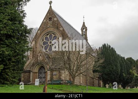 Blick auf den westlichen Eingang zur historischen Kirche Saint Mary im hübschen Dorf Itchen Stoke in Hampshire an einem bewölkten Herbsttag. Die Kirche i Stockfoto