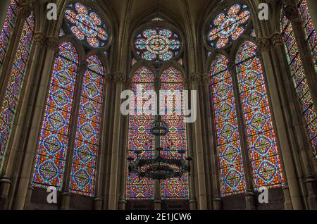 Hampshire, Großbritannien - 17. November 2020: Bunte Glasfenster, die den Altar am östlichen Ende der historischen Kirche St. Mary, Itchen Sto, umgeben Stockfoto