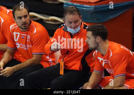 ALMERE, NIEDERLANDE - 6. JANUAR: Trainer Edwin Kippers of Netherlands met links Ivo Steins #17 of Netherlands en rechts Dani Baijens #77 of Netherlands Stockfoto
