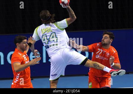 ALMERE, NIEDERLANDE - 6. JANUAR: Dean Bombac #44 of Slovenia tussen Robin Schoenaker #19 of Netherlands en Dani Baijens #77 of Netherlands during the Stockfoto