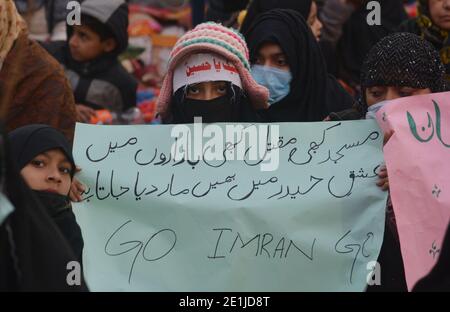 Pakistanische schiitische Muslime am 5. SIT-Tag protestieren gegen die Ermordung von Bergarbeitern der schiitischen Hazara-Gemeinde, die bei einem Angriff von Schützen in der bergigen Machh-Gegend, außerhalb des Gouverneurshauses in Lahore, getötet wurden. Tausende pakistanischer Minderheiten, Schiiten, blockierten eine wichtige Straße von Trauernden in Pakistan, protestierten am 7. Januar für einen fünften Tag neben den Leichen von Bergleuten, die bei einem brutalen Angriff der Islamischen Staatskruppe getötet wurden, als Beamte sie drängten, ihre Toten zu begraben. Schiitische Muslime setzten ihr Sit-in für einen vierten Tag in Folge fort und bestanden darauf, dass sie ihre Toten nur dann begraben werden, wenn Premierminister Stockfoto