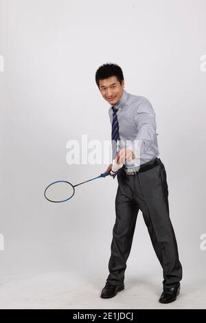 Ein Geschäft Training mit Mann spielen Badminton hochwertige Foto Stockfoto