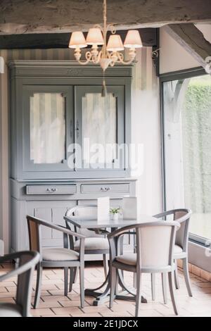 Vintage graue Möbel in einem französischen Restaurant Stockfoto