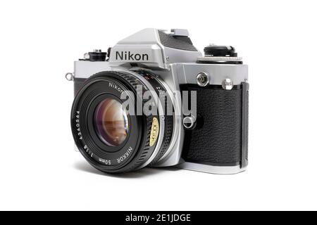 Klassische Nikon FE 35-mm-Filmkamera und 50 mm f1,8-Objektiv Auf weißem Hintergrund Stockfoto