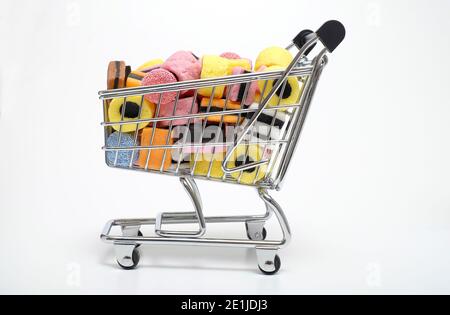 Lakritze allsortierten Süßigkeiten in Miniatur-Supermarkt-Trolley auf weißem Hintergrund Stockfoto