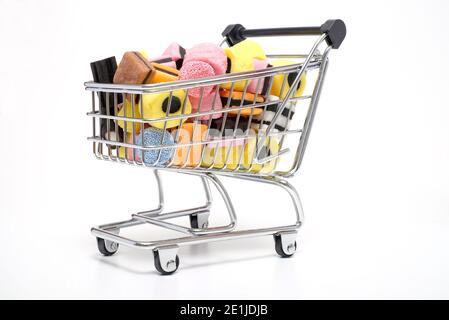 Lakritze allsortierten Süßigkeiten in Miniatur-Supermarkt-Trolley auf weißem Hintergrund Stockfoto