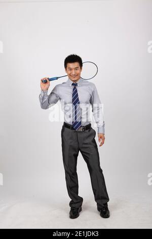Ein Geschäft Training mit Mann spielen Badminton hochwertige Foto Stockfoto