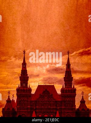 Türme und Außenansicht des Staatlichen Historischen Museums am Roten Platz, Moskau, Russland auf orangefarbenem Strukturhintergrund Stockfoto