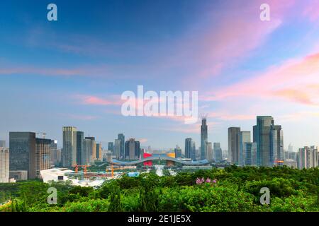 Shenzhen, China City Skyline im Civic Center Bezirk in der Dämmerung. Stockfoto