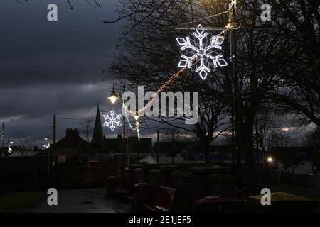 Prestwick, Ayrshire, Schottland, Großbritannien. Weihnachtslichter rund um Prestwick Cross Stockfoto