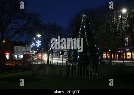 Prestwick, Ayrshire, Schottland, Großbritannien. Weihnachtslichter rund um Prestwick Cross Stockfoto