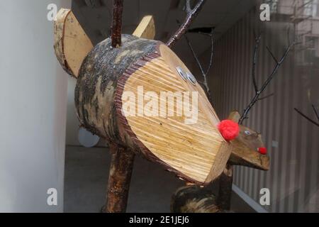 Ayr, Ayrshire, Schottland, Großbritannien. Hölzerne Rentiere aus Holzstämmen im Schaufenster des Winter Wonderland des South Ayrshire Council Stockfoto