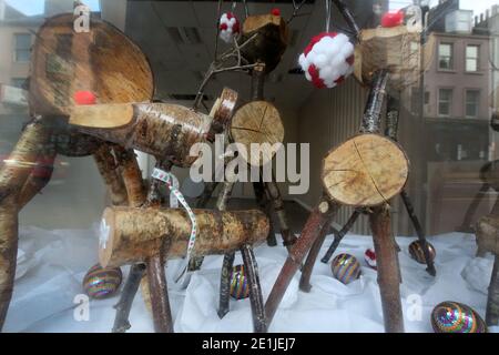 Ayr, Ayrshire, Schottland, Großbritannien. Hölzerne Rentiere aus Holzstämmen im Schaufenster des Winter Wonderland des South Ayrshire Council Stockfoto