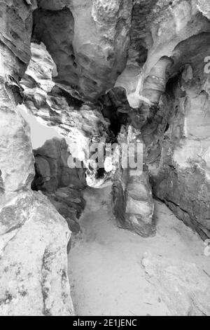 Monochromes Foto des Inneren eines der vielen Verwitterte Hohlräume in den Sandsteinfelsen der Stadsaal-Höhlen In den Cederberg Bergen Stockfoto