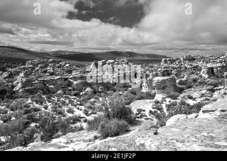 Die Felsbrocken verstreuten Täler der Cederberg Mountains, Südafrika, einfarbig, von den Stadsaal Caves aus gesehen Stockfoto