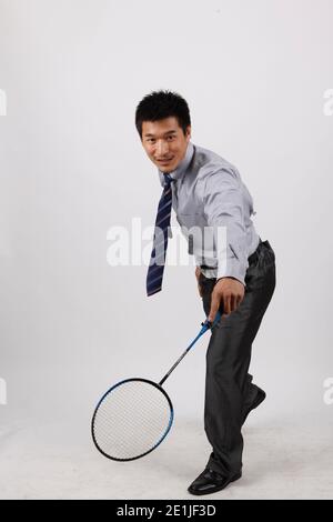 Ein Geschäft Training mit Mann spielen Badminton hochwertige Foto Stockfoto