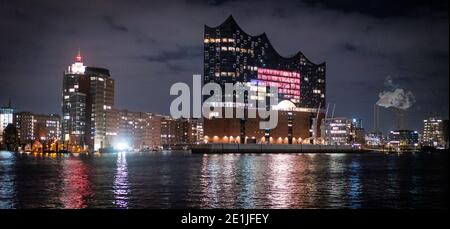 Schöner Hamburger Hafen mit Elbphilharmonie Konzertsaal bei Nacht Stockfoto