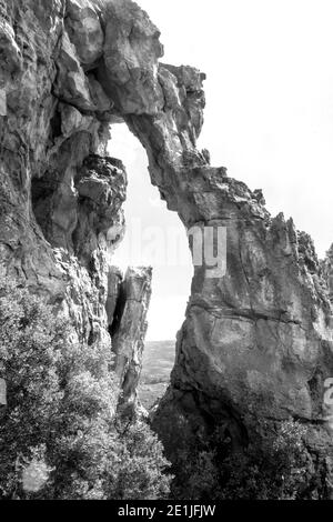 Ein schmaler Sandsteinbogen in Monochrom, an den Stadsaal Caves in den Cederberg Mountains in Südafrika Stockfoto