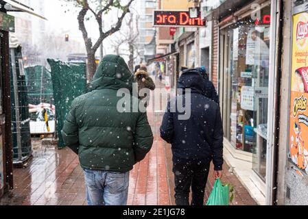 Madrid, Spanien, 7. januar 2021. Menschen, die unter dem ersten Schneefall des Winters in einem beliebten Viertel zu Fuß. Quelle: Roberto Arosio/Alamy Live News Stockfoto