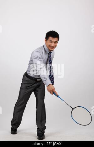 Ein Geschäft Training mit Mann spielen Badminton hochwertige Foto Stockfoto