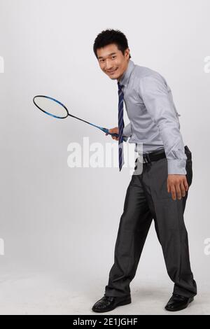 Ein Geschäft Training mit Mann spielen Badminton hochwertige Foto Stockfoto
