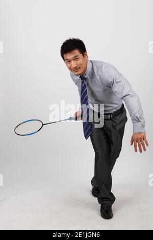 Ein Geschäft Training mit Mann spielen Badminton hochwertige Foto Stockfoto