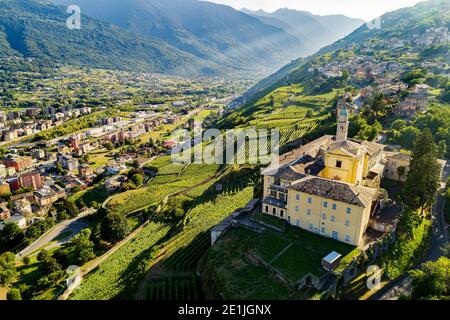 Sondrio, Valtellina, Italien, Luftaufnahme von Sondrio und dem Kloster S. Lorenzo Stockfoto