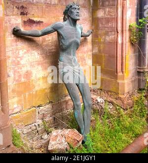 VERLASSEN & ABGELEHNT - CHRISTUS UNGEKREUZIGT - BROUGHAM HALL, Penrith, Cumbria, England. -------- Bei der Restaurierung 2017. Diese religiöse christliche Gestalt Jesu Christi (ohne Kreuz) stand damals in einem unrestaurierten Bereich des Gebäudes gegen eine Mauer. Erbaut und über einen langen Zeitraum aus dem 13. Jahrhundert hinzugefügt. Es wurde vor dem Verderbnis im Jahr 1985 gerettet und ist heute eines der größten Landhausrestaurierungsprojekte. Die Halle wurde 1985 von Christopher Terry gekauft und 1986 von ihm zum Preis von einem Pfefferkorn an den Brougham Hall Charitable Trust übergeben Stockfoto