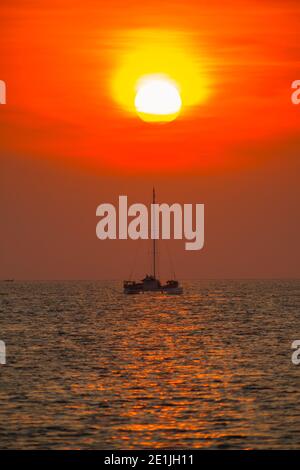 Yacht ist Parkplatz in tropicana Meer bei Sonnenuntergang Stockfoto