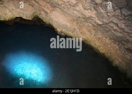 Buracona, das Blaue Auge, natürliche Lavabecken ist eine echte Attraktion auf Sal Island, Kap Verde. Stockfoto