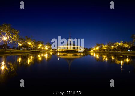 Nacht Garten Landschaft Blick Reflexion auf dem Wasser Stockfoto